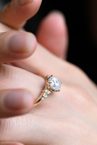 Stunning 1.0 - 2.0 CT Oval Moissanite Engagement Ring with Cluster Design 5