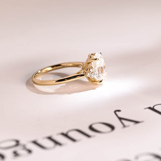 Stunning 1.0 - 2.0 CT Oval Moissanite Engagement Ring with Cluster Design 9