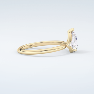 2.0 CT Pear Cut Solitaire Moissanite Engagement Ring 4