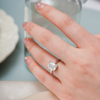 Stunning 1.0 - 2.0 CT Emerald Moissanite Engagement Ring with Solitaire Design 2