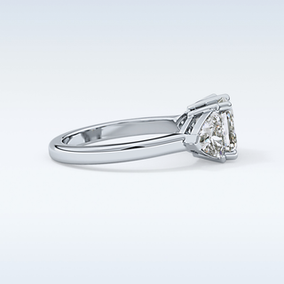 Elegant 1.78 CT Three Stones Engagement Ring Featuring Emerald Moissanite