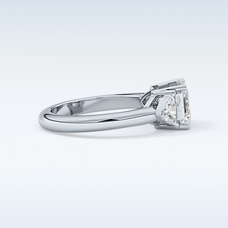 Elegant 1.78 CT Three Stones Engagement Ring Featuring Emerald Moissanite