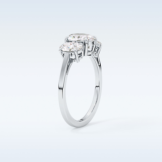 Elegant 0.91 CT Three Stones Engagement Ring Featuring Oval Moissanite