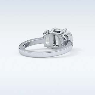 Elegant 1.25 CT Three Stones Engagement Ring Featuring Emerald Moissanite