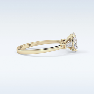 Elegant 0.83 CT Three Stones Engagement Ring Featuring Oval Moissanite