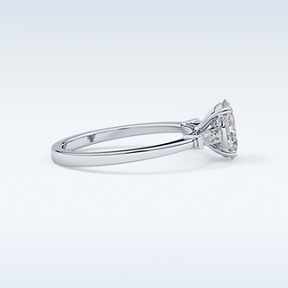 Elegant 0.83 CT Three Stones Engagement Ring Featuring Oval Moissanite