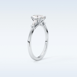 Elegant 0.83 CT Three Stones Engagement Ring Featuring Oval Moissanite