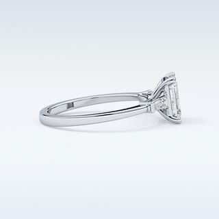 Elegant 1.02 CT Three Stones Engagement Ring Featuring Emerald Moissanite