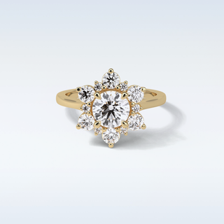 1 Cluster Engagement Ring Featuring Round Moissanite
