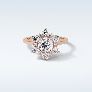 1 Cluster Engagement Ring Featuring Round Moissanite
