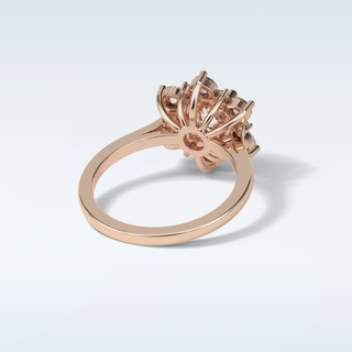 1 Cluster Engagement Ring Featuring Round Moissanite