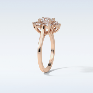 1 Cluster Engagement Ring Featuring Round Moissanite