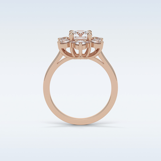 1 Cluster Engagement Ring Featuring Round Moissanite