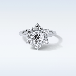 1 Cluster Engagement Ring Featuring Round Moissanite