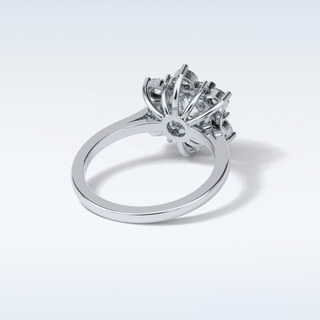 1 Cluster Engagement Ring Featuring Round Moissanite