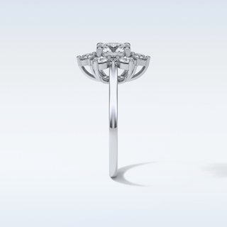 1 Cluster Engagement Ring Featuring Round Moissanite