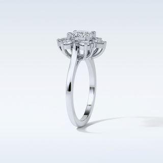 1 Cluster Engagement Ring Featuring Round Moissanite