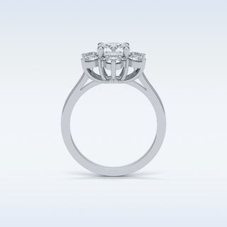 1 Cluster Engagement Ring Featuring Round Moissanite