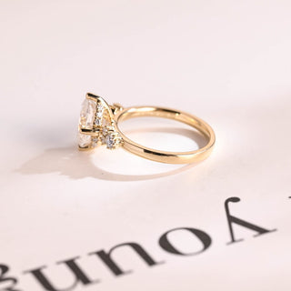 Stunning 1.0 - 2.0 CT Oval Moissanite Engagement Ring with Cluster Design 10