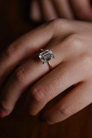 Stunning 1.0 - 2.0 CT Emerald Moissanite Engagement Ring with Solitaire Design 4